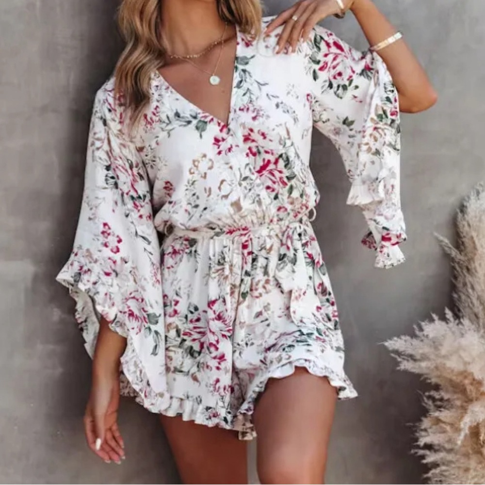 NWT Vici Cristina Floral Bell Sleeve Romper - Ivory - Size Medium